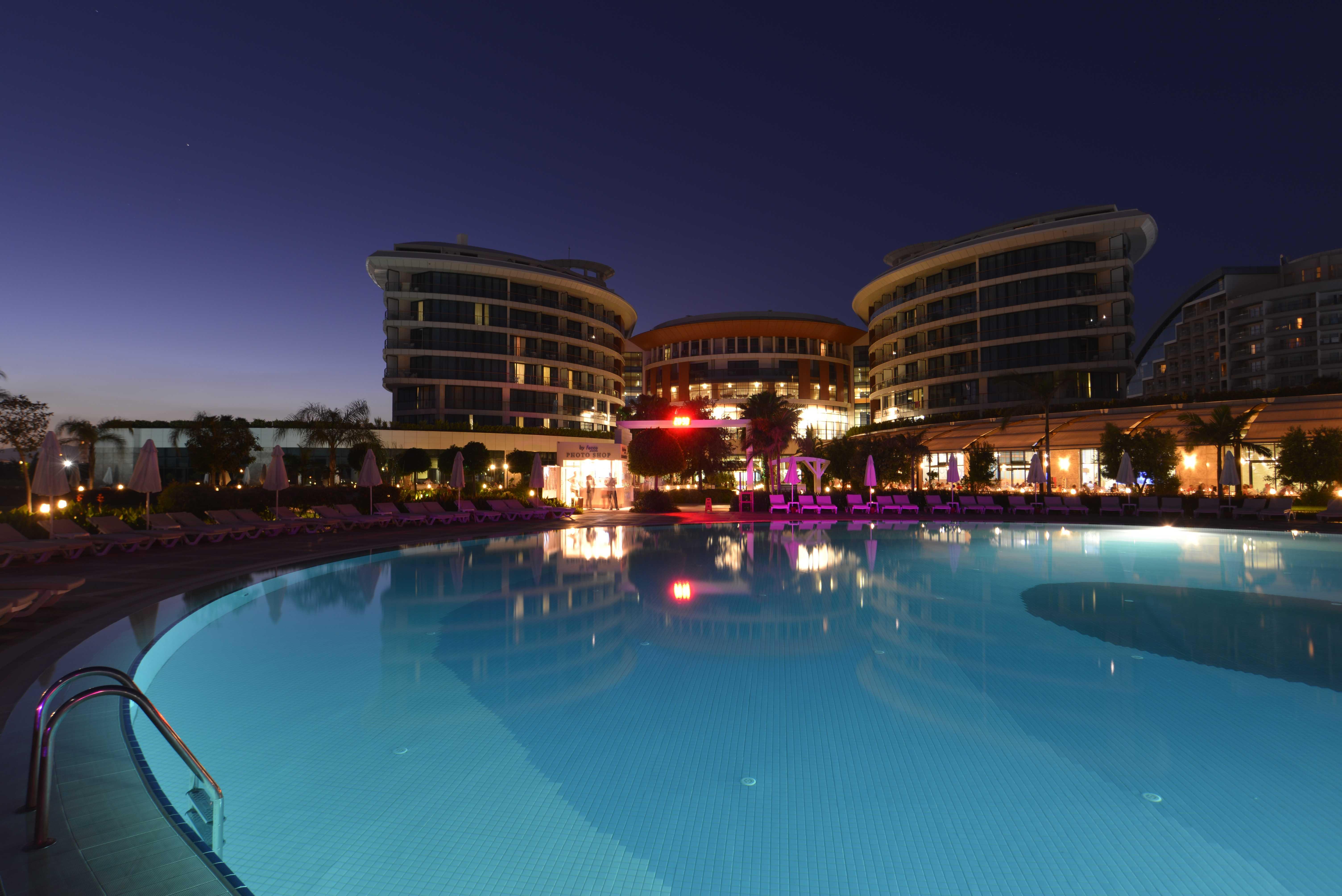 Baia Lara Hotel Анталья Экстерьер фото The hotel at night